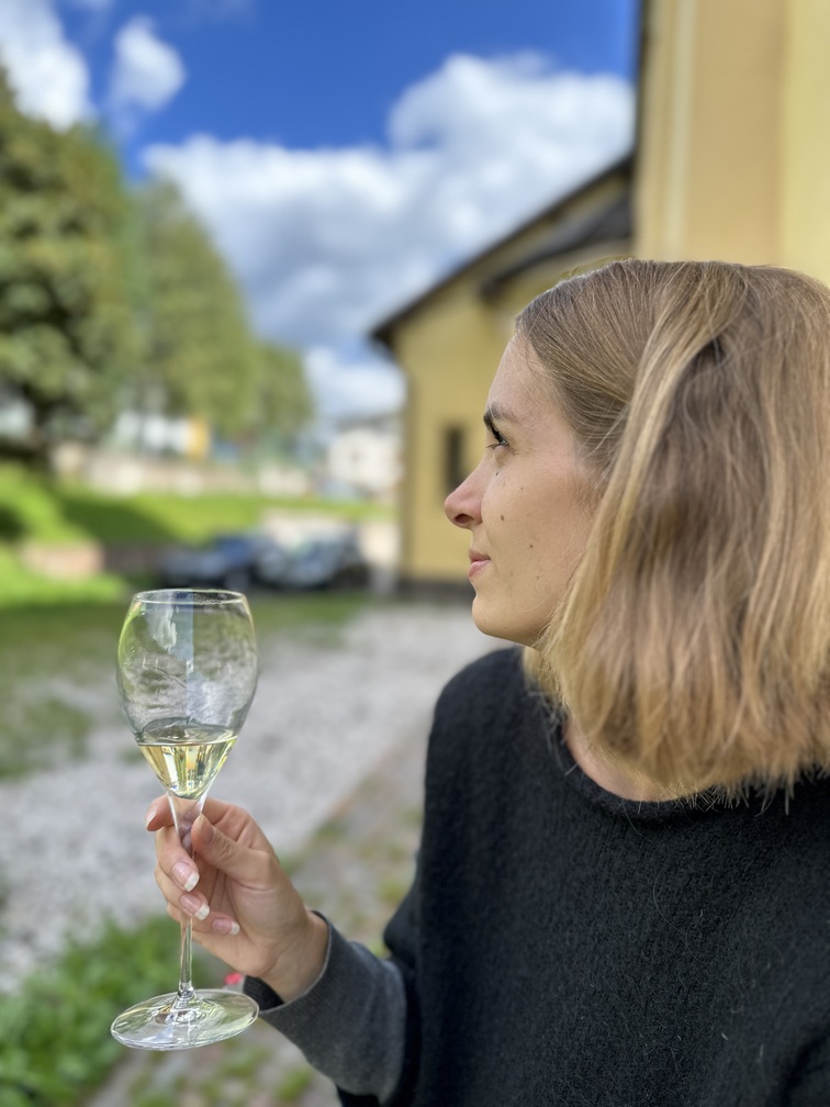 Desmonteada de Soraga - Federica e un calice di Trento DOC.