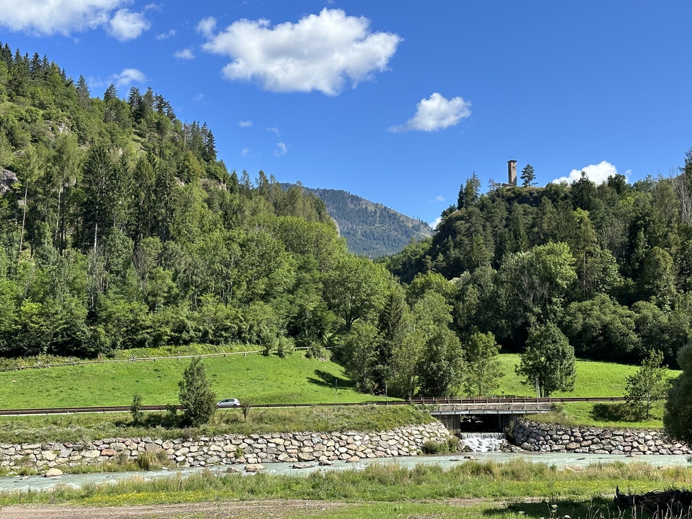 Pista ciclabile Valli di Fiemme e Fassa - veduta dell'Avisio e Chiesetta di San Valerio.