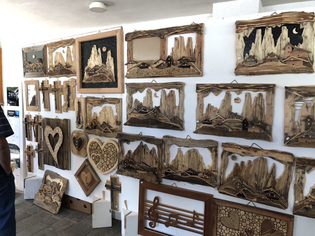 Desmonteada de Soraga - stand con legni intagliati.