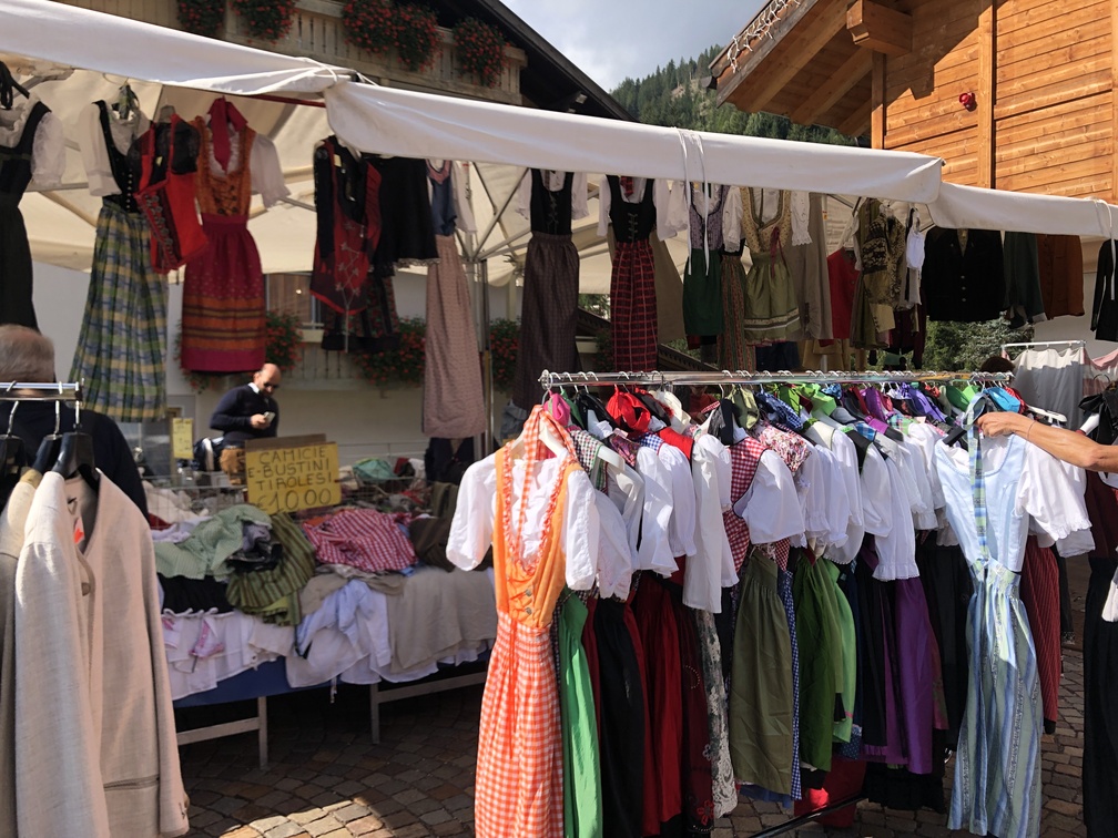 Desmonteada de Soraga - stand con abiti tradizionali.