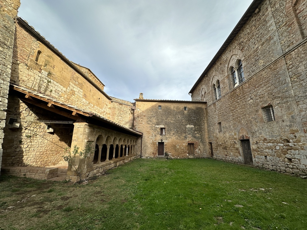 Pieve di Ponte allo Spino - chiostro e palazzo vescovile.