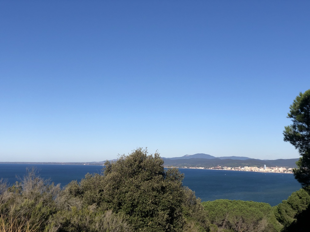 Trekking Le Bandite di Scarlino - panorama su Follonica dal sentiero verso Poggio San Supero.
