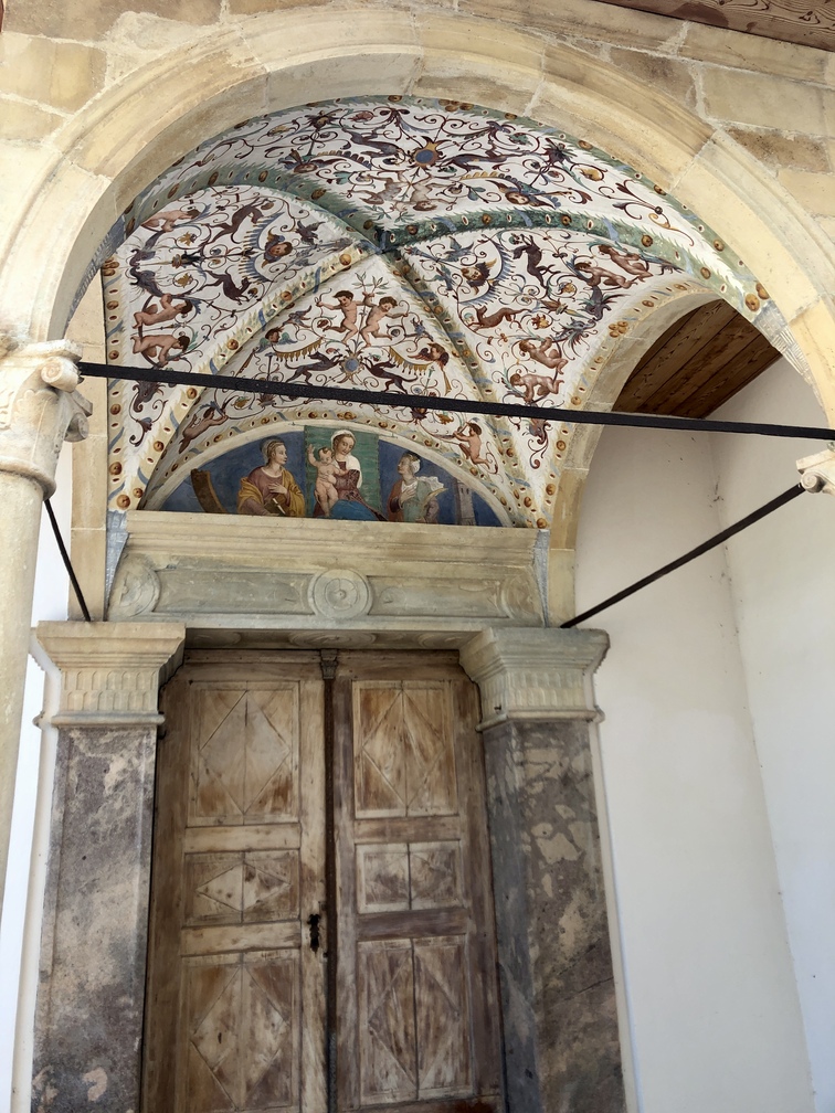 Pieve di Santa Maria Assunta a Cavalese - ingresso laterale.