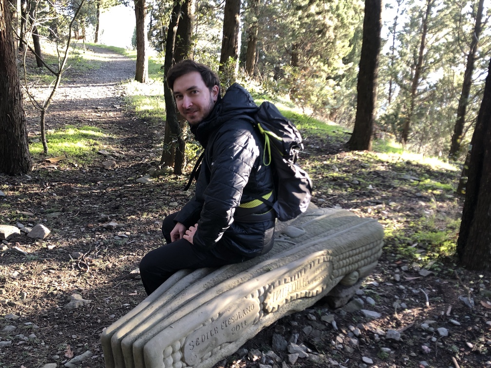 Monte Ceceri - Lorenzo e un'opera contemporanea.
