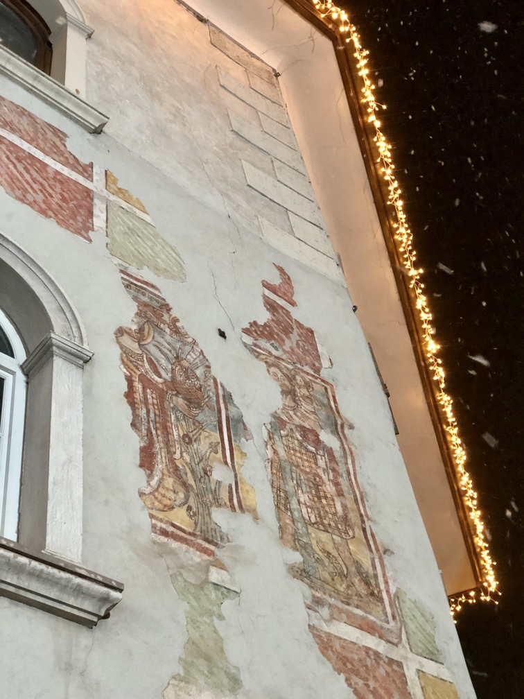 Casa Bertelli - affreschi esterni, Santa Dorotea e San Cristoforo del Maestro di Sommacampagna (1370).