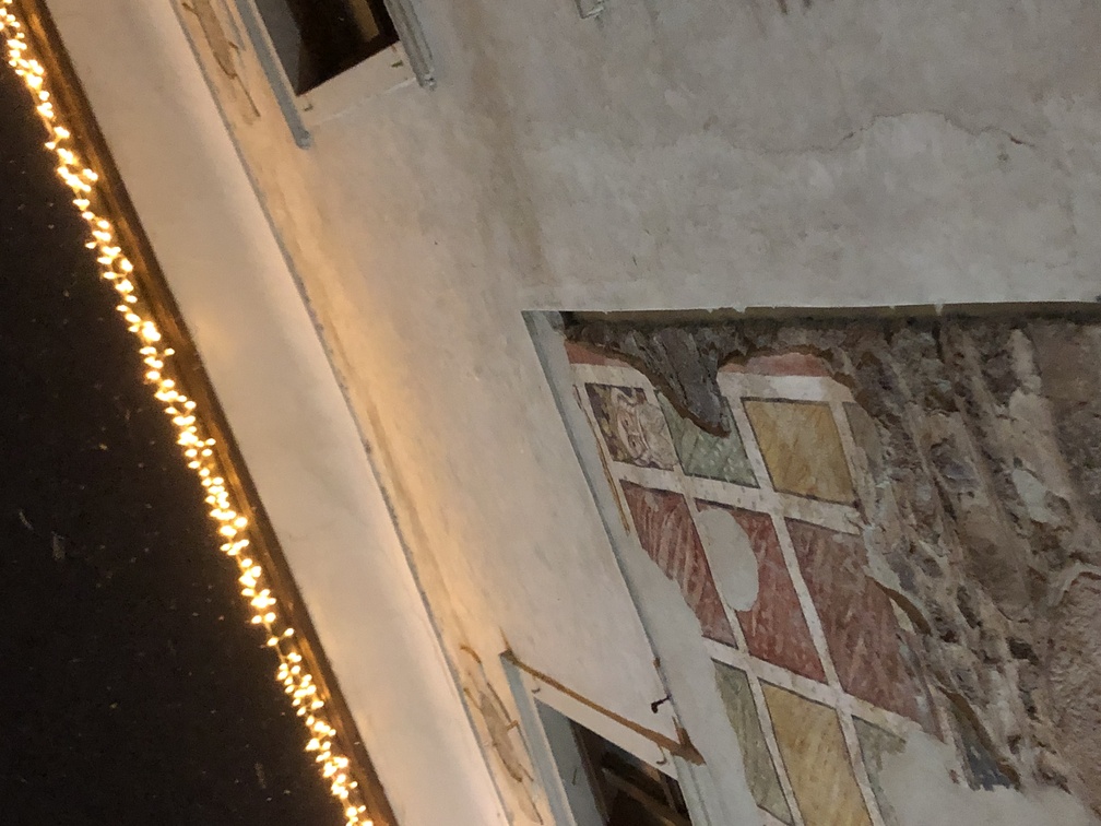 Casa Bertelli - affreschi esterni, re barbuto (Carlo Magno?).