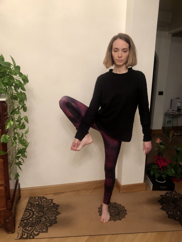 Pratica yoga - Utthita Hasta Padangusthasana (variante).