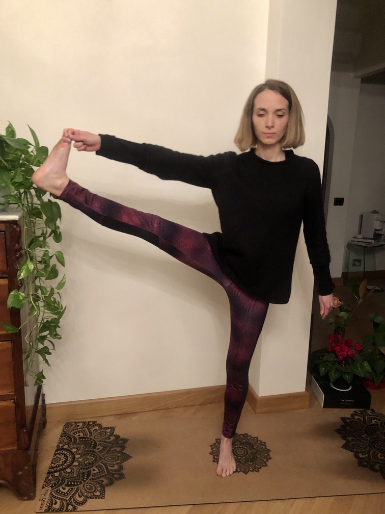 Pratica yoga - Utthita Hasta Padangusthasana.