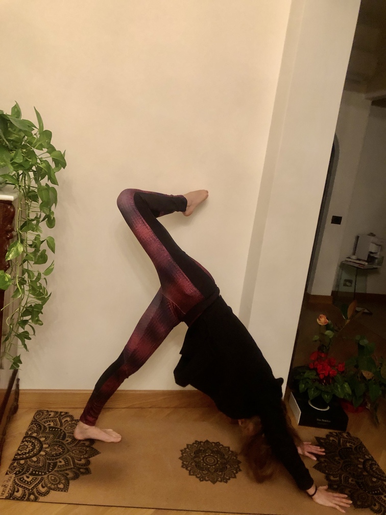 Pratica yoga - Adho Mukha Svanasana, variante Cane che fa la pipì.