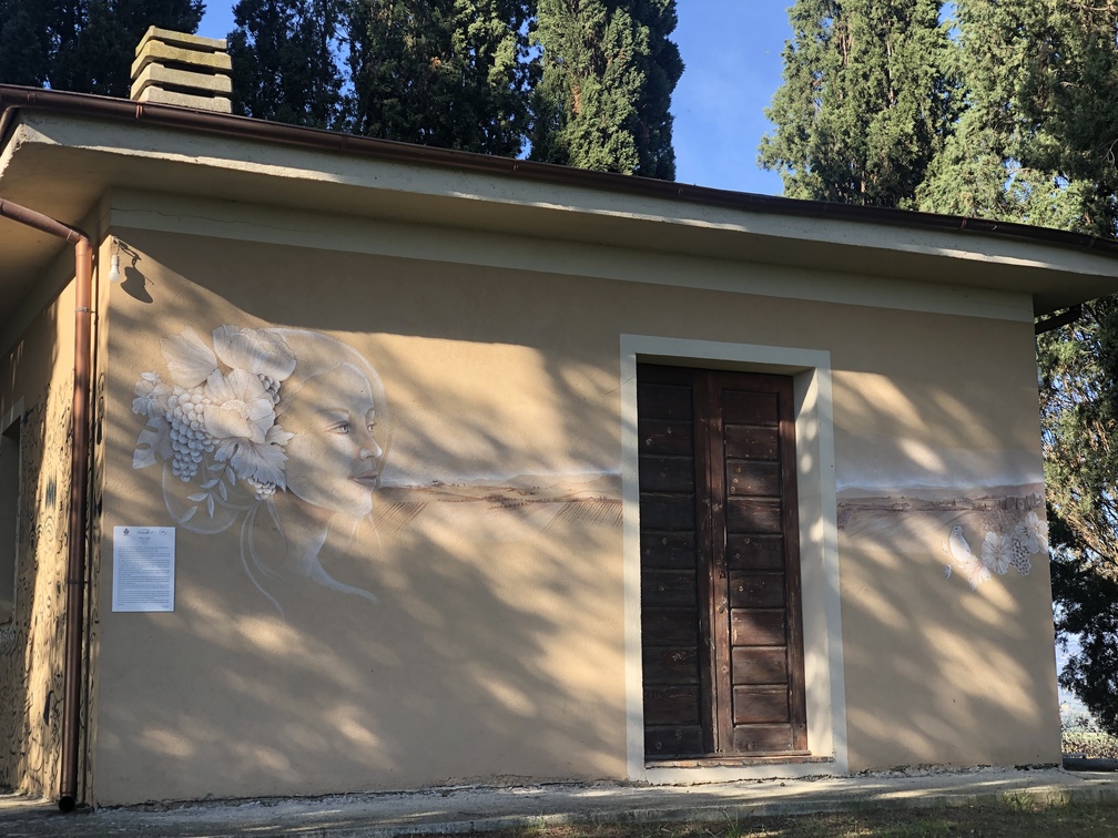 Trekking a Petroio - Collina dei Cipressi, murales di Chiara Lunardi, "Tra cielo e terra" (2023).