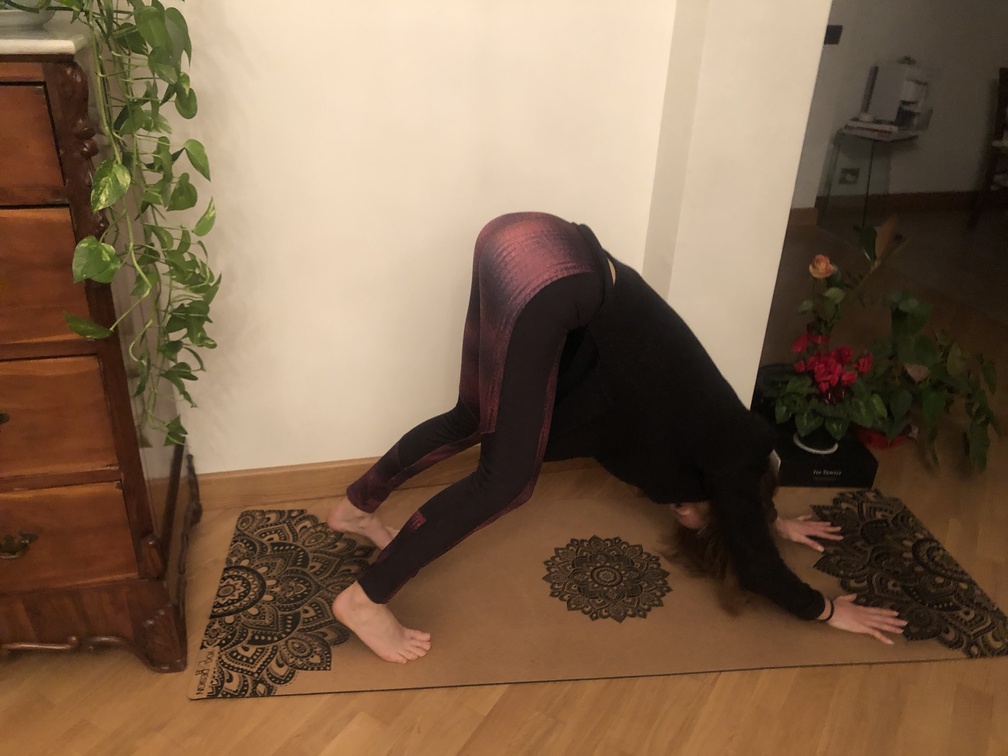 Pratica yoga - Adho Mukha Svanasana (ginocchia piegate).