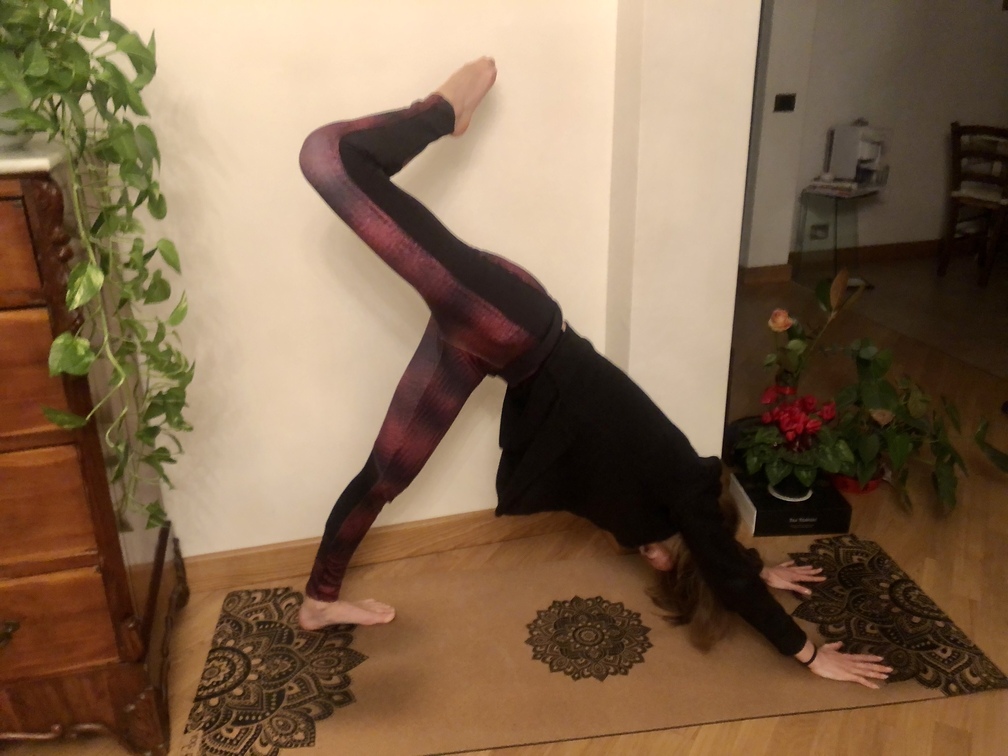 Pratica yoga - Adho Mukha Svanasana, versione Cane che fa la pipì.