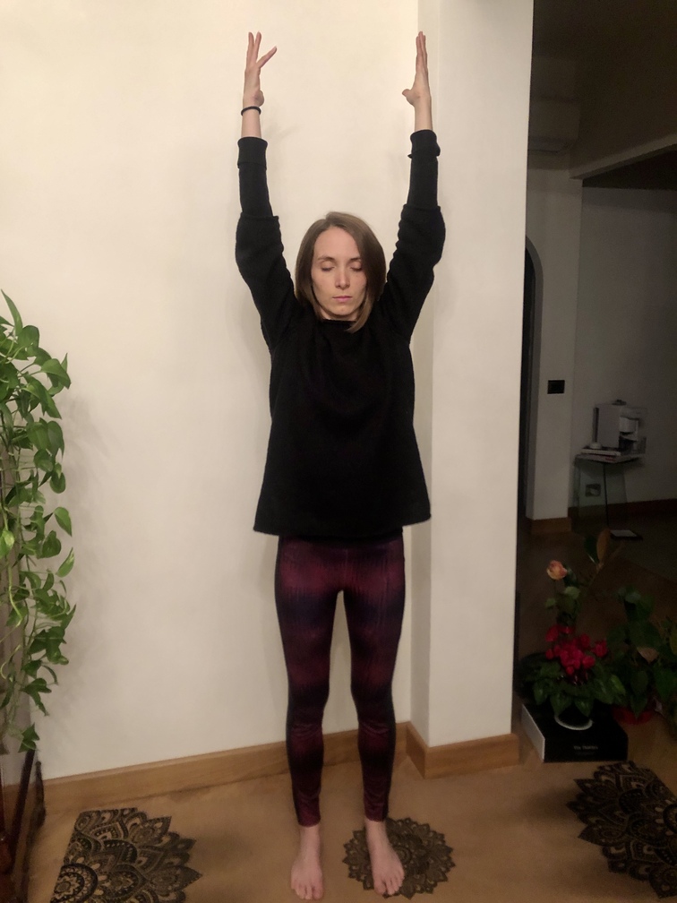 Pratica yoga - Tadasana (braccia sollevate).