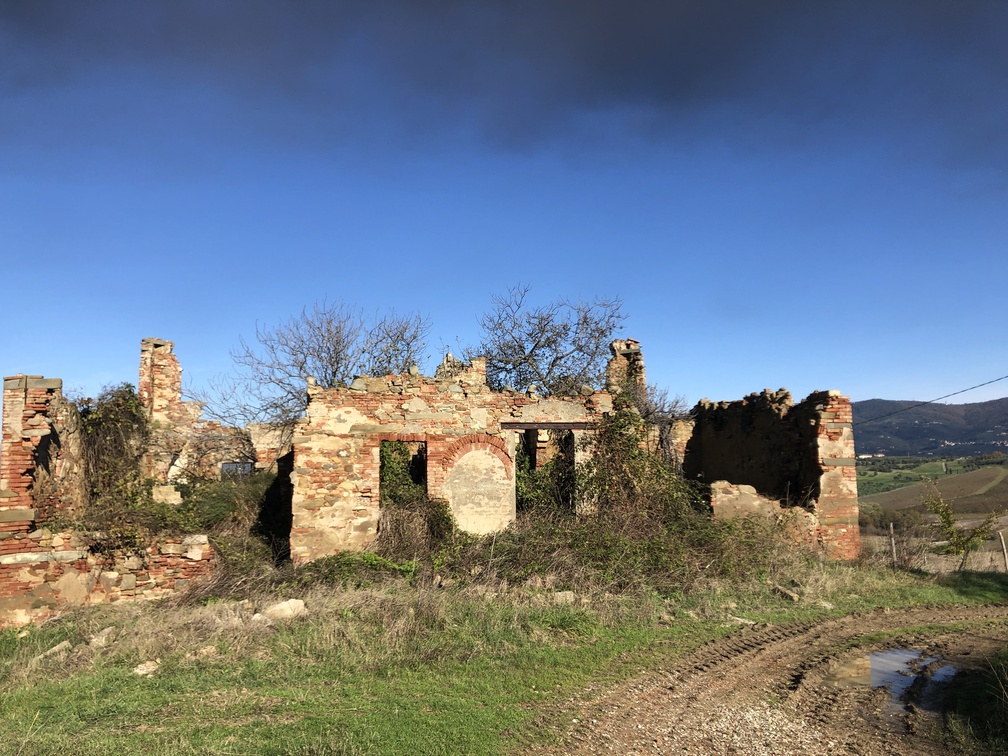 Trekking a Petroio - rovine della località La Buca.