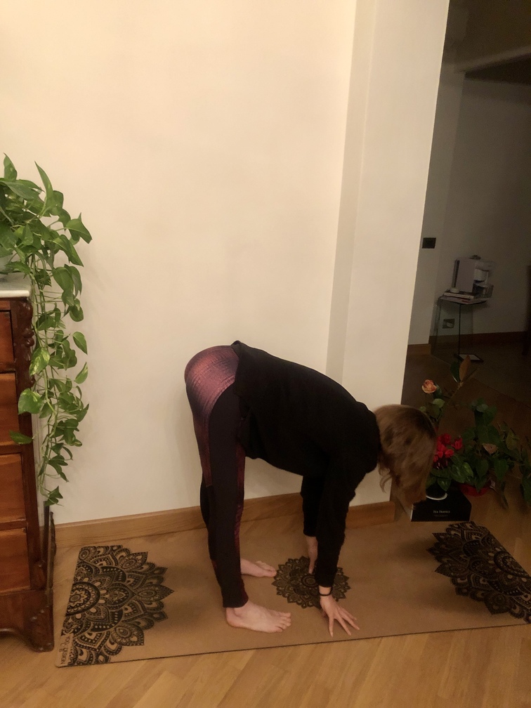 Pratica yoga - Ardha Uttanasana.