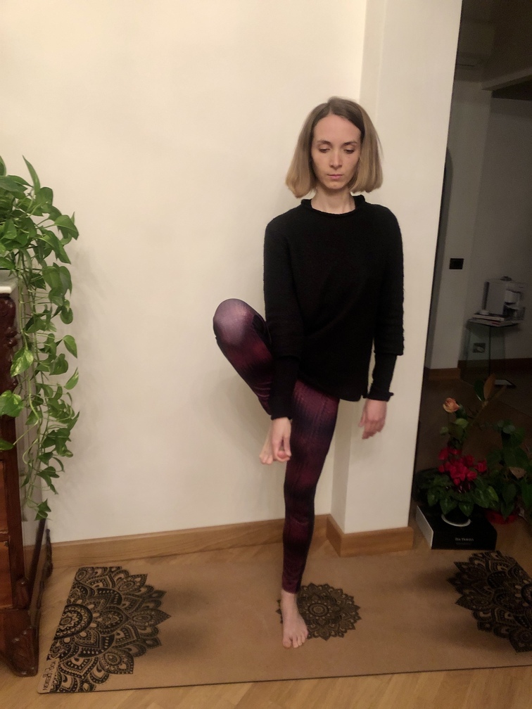 Pratica yoga - Utthita Hasta Padangusthasana (variante).