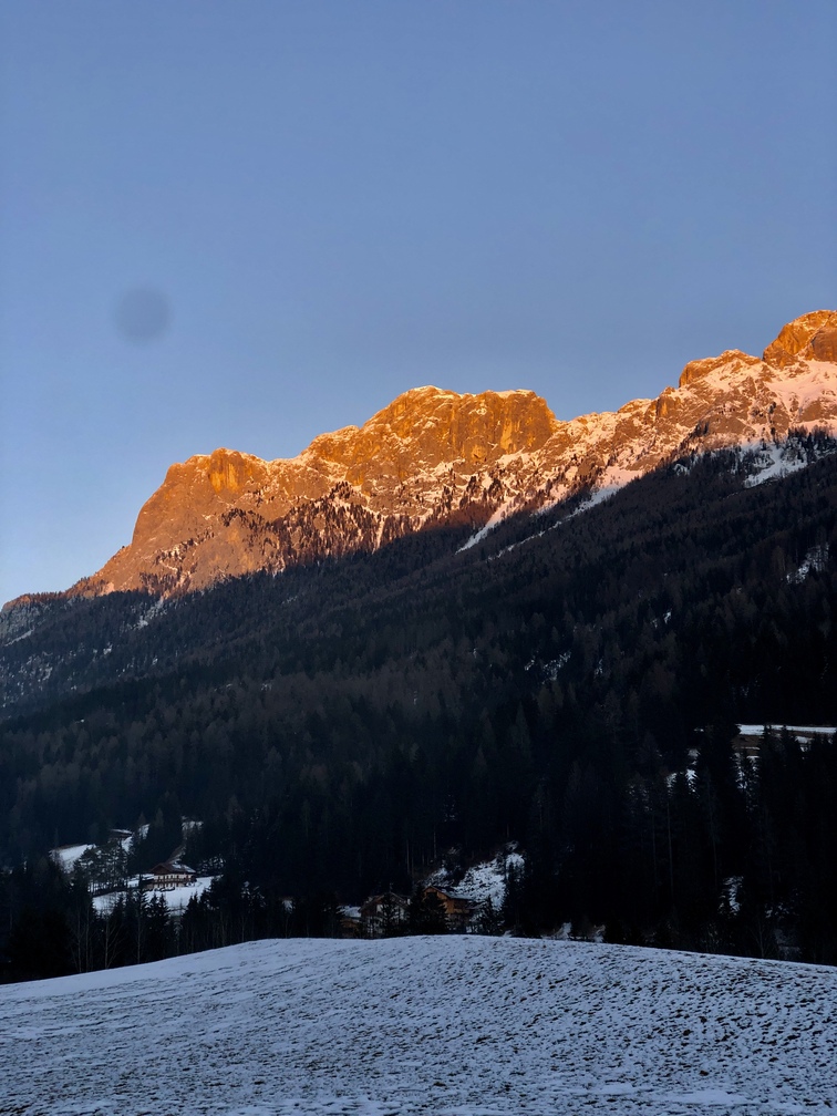 Trekking da Moena a Soraga - il fenomeno dell'Enrosadira.