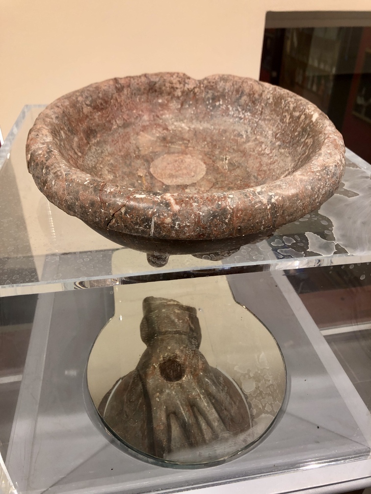 Ospedale di Santa Maria Nuova - acquasantiera parietale (XVII sec.).