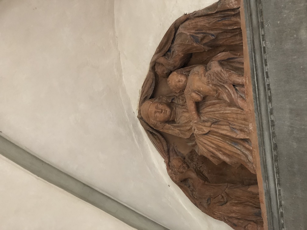 Ospedale di Santa Maria Nuova - terracotta: Madonna col Bambino e due angeli di Nanni di Bartolo detto Il Rosso (1415-19 ca.).