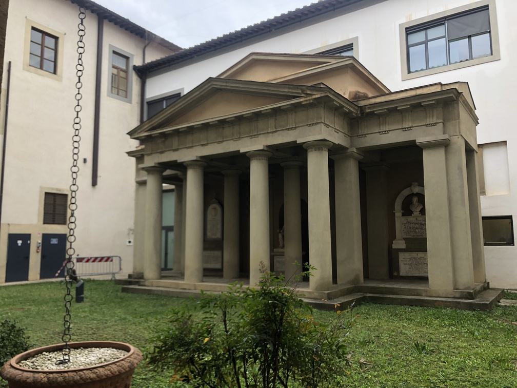 Ospedale di Santa Maria Nuova - Cortile Galli Tassi con monumento neoclassico ottocentesco.