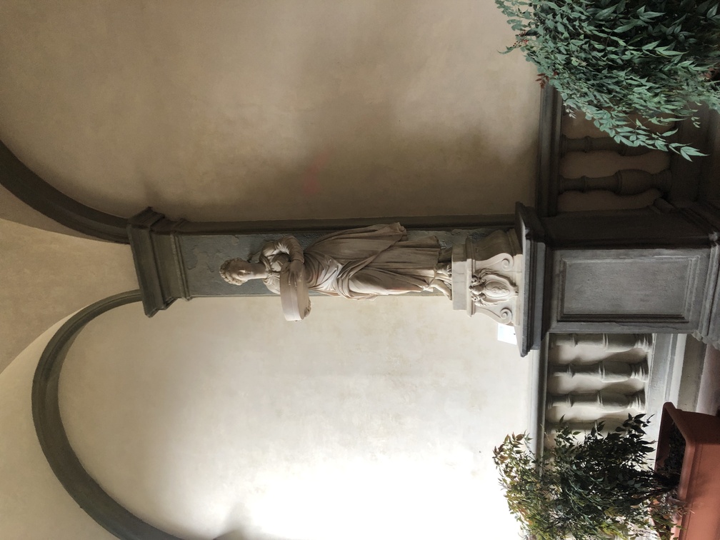 Ospedale di Santa Maria Nuova - statua sullo scalone: La Vestale Tuccia di Raffaello Petrucci detto il Sordo (1611).