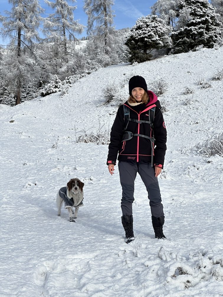Pascolo innevato davanti alla Chiesetta degli Alpini - Federica e Frida.