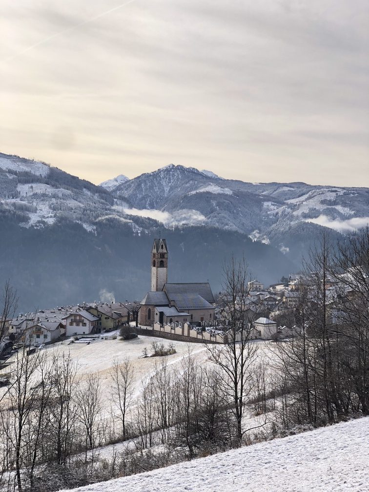 Verso Carano - veduta della Chiesa di San Nicolò.
