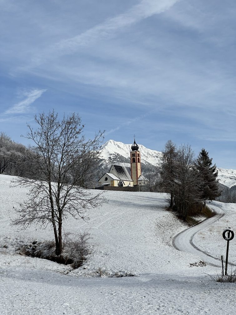 Veduta della Chiesa di San Tommaso a Daiano.