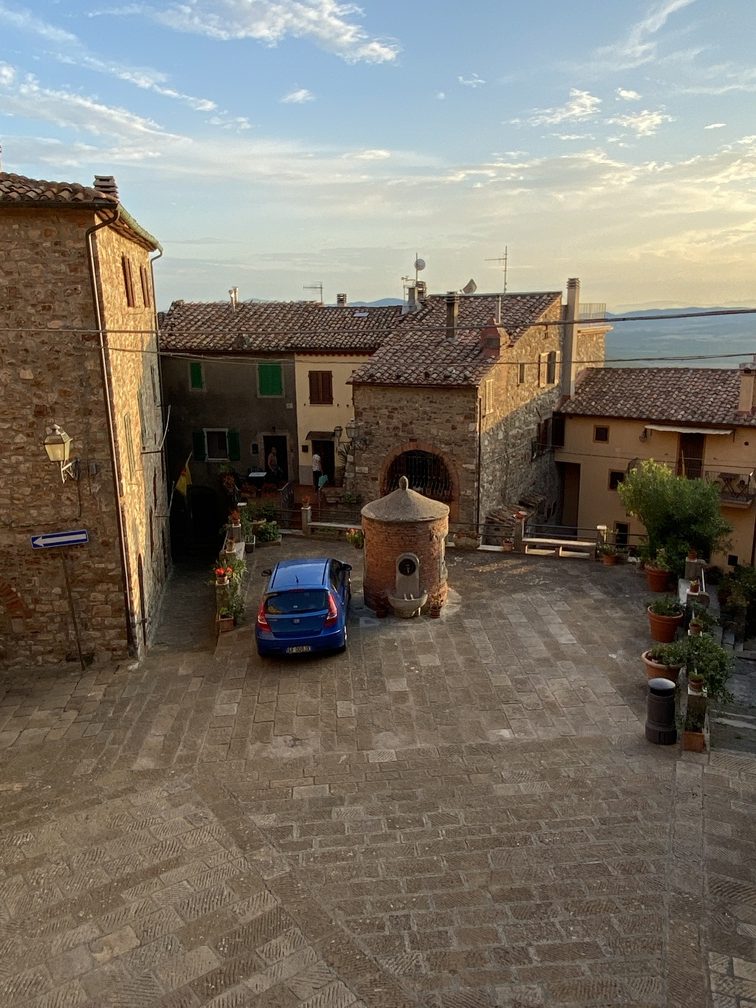 Tatti - piazza della cisterna.
