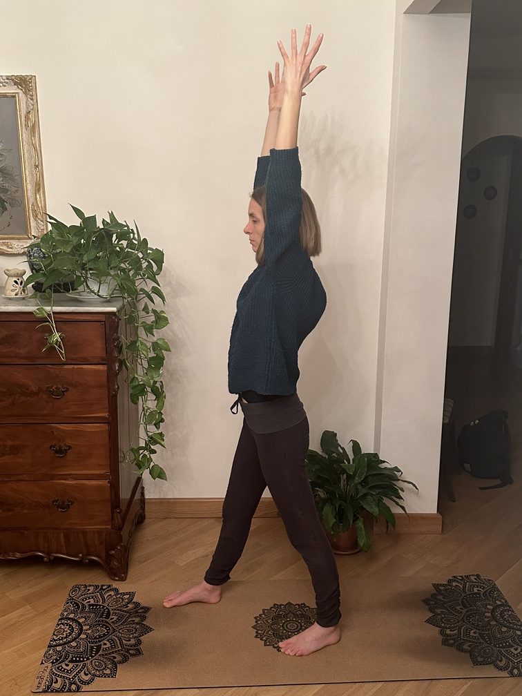 Guerriero 1 - Virabhadrasana 1 (semplificato con le braccia sollevate).