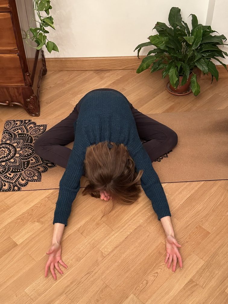 Farfalla - Baddha Konasana con piegamento in avanti.