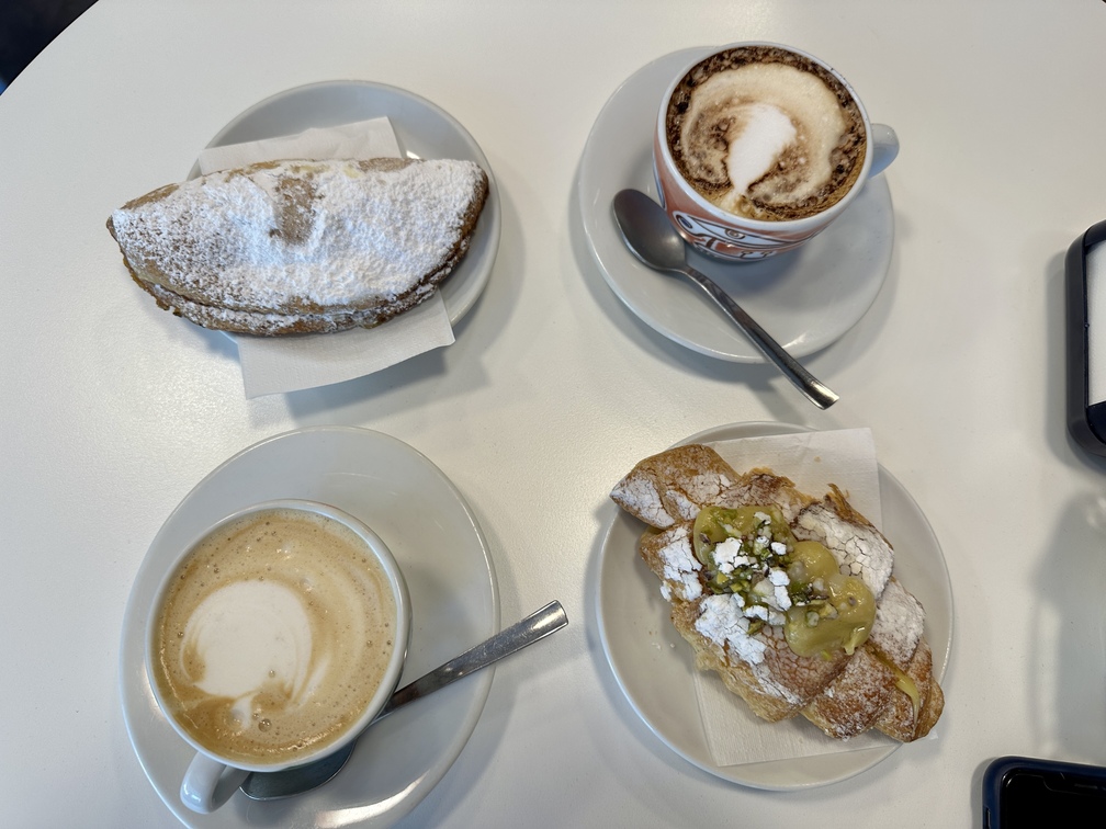 Riccardo Gasperini - cappuccino, cappuccino con latte di soia, brioche ripiena di crema al pistacchio e sfoglia di riso senza glutine.