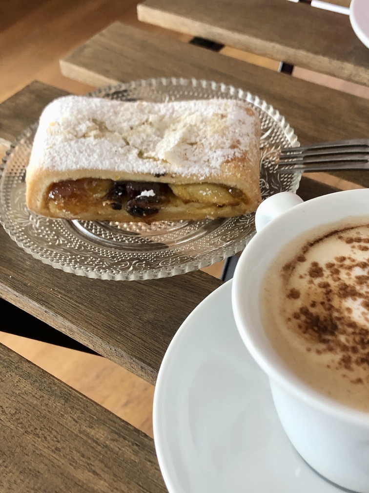 Raffaella Senza Glutine - cappuccino con latte senza lattosio e spolverata di cannella, strudel senza glutine.