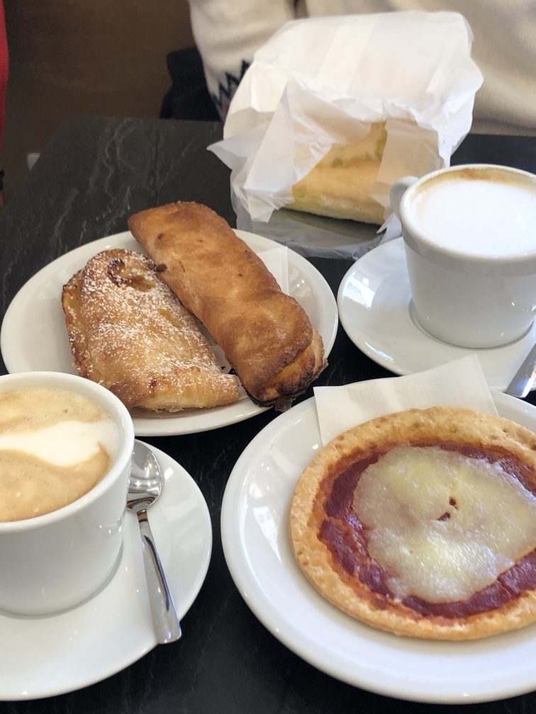 Sgluten Lab - cappuccino, cappuccino di soia, pizzetta sfoglia, sfoglie alle mele e al riso, pezzetto di schiacciata.