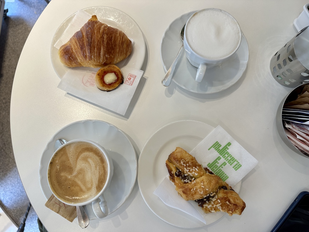 Stefania - cappuccino, cappuccino con latte di soia, treccia senza glutine, (sopra, cornetto vuoto e pizzetta con glutine).