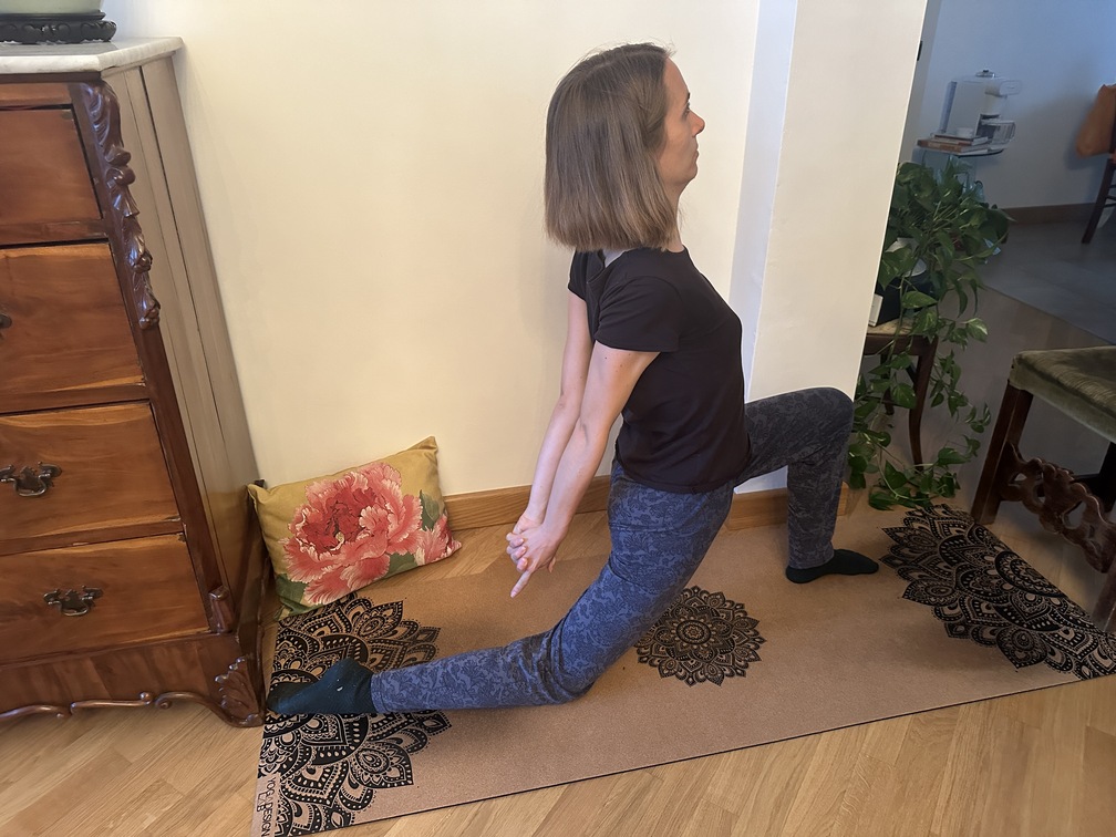 Yoga - allungamento dello psoas e apertura del petto.