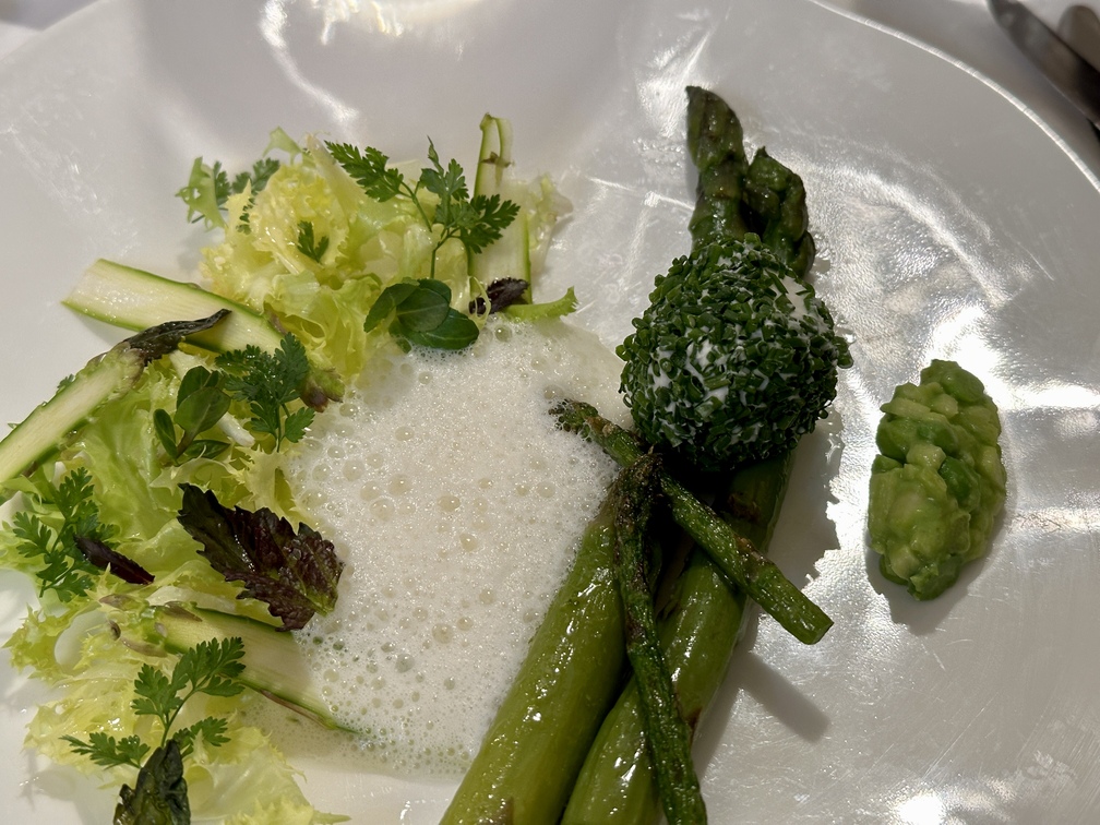 Ristorante Zur Rose - Variazione di asparagi verdi - caprino fresco fritto - cerfoglio.