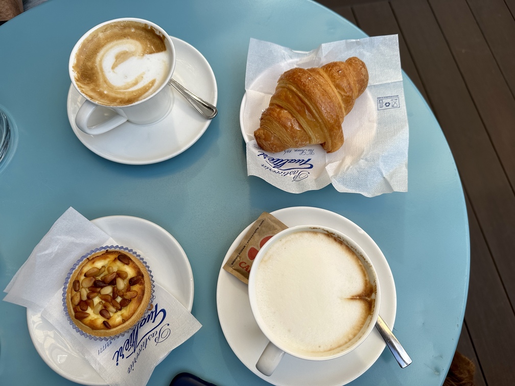 Gualtieri - cappuccino, cappuccino con latte di soia, tortino alla ricotta senza glutine, brioche con glutine.