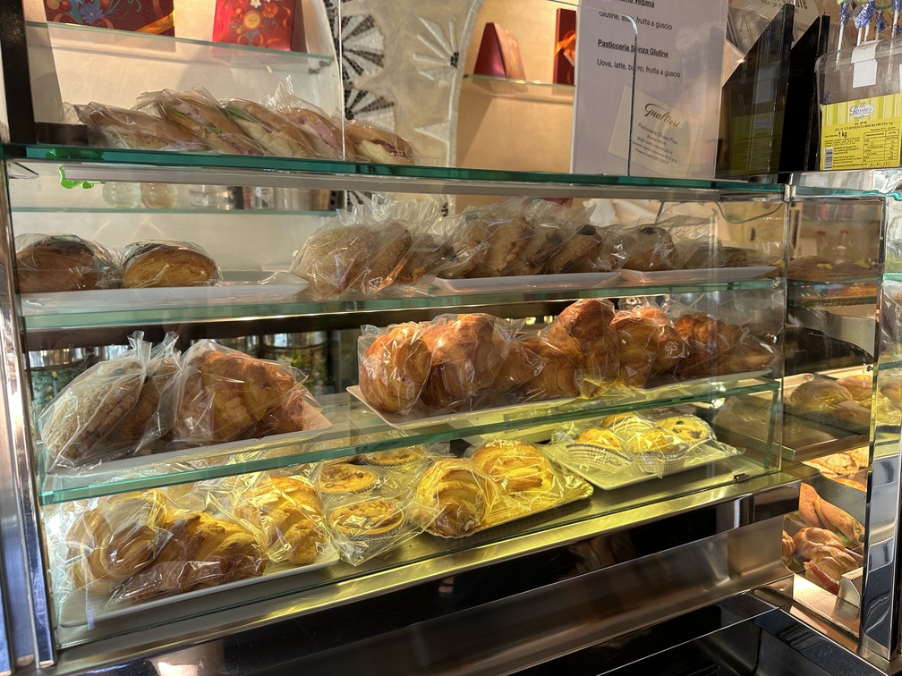 Gualtieri - banco dei dolci e dei salati senza glutine.