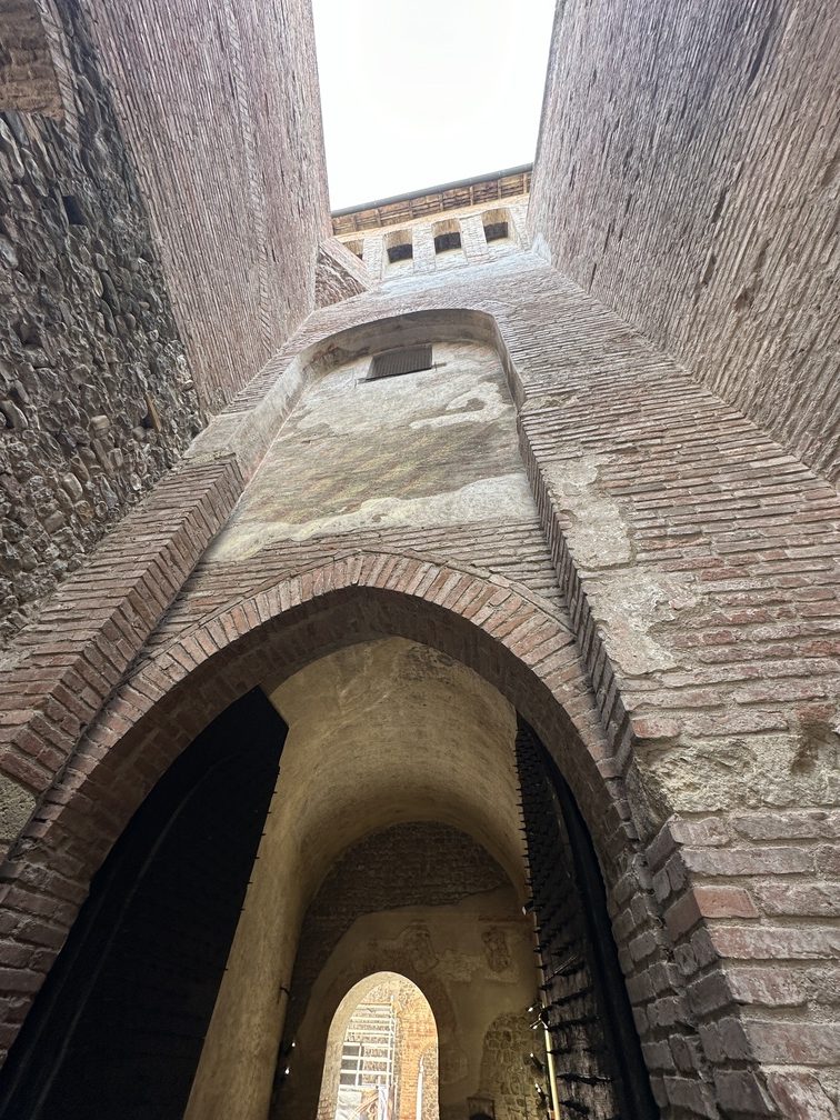 Rocca di Vignola - portoni di accesso.
