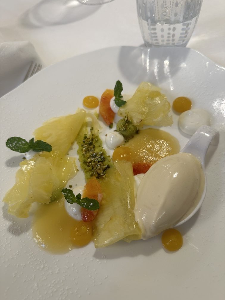 istorante Zur Rose - Tortino allo yogurt e pistacchio - gelato al rosmarino e miele - ananas.