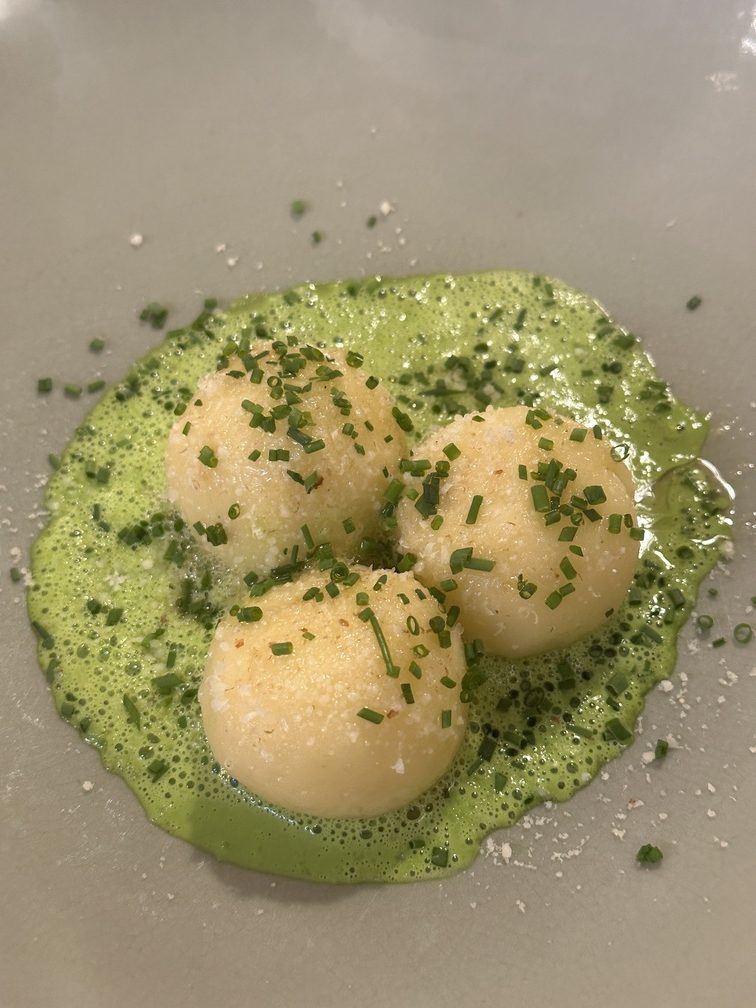 Ristorante Zur Rose - Praline di patate - ricotta affumicata - burro alle nocciole - salsa all’erba cipollina.