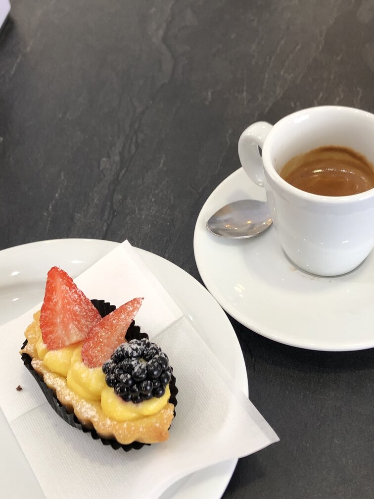Sgluten Lab - barchetta di frutta e caffè.