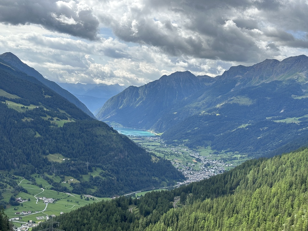 Il Giardino dei Ghiacciai a Cavaglia - panorama sulla Valposchiavo dal promontorio di Puntalta.