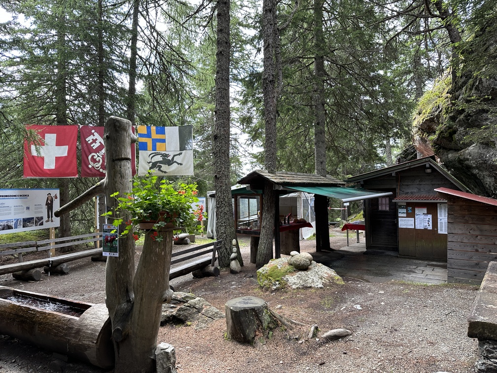 Il Giardino dei Ghiacciai a Cavaglia - edifici e pannelli dell'Associazione.