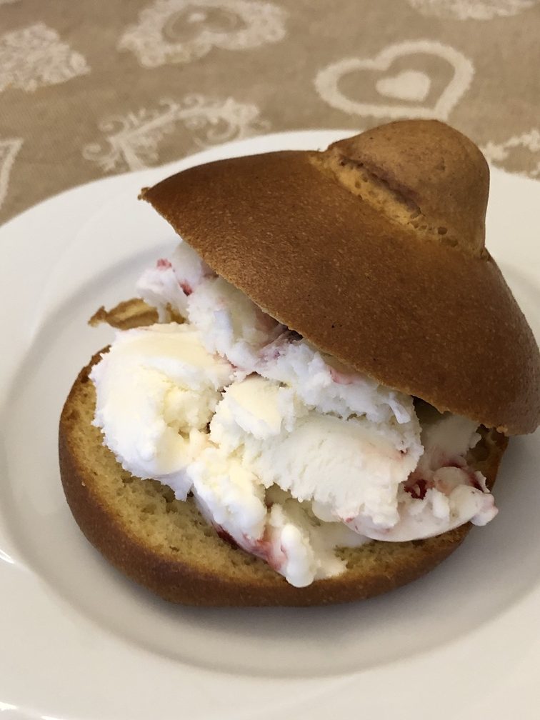 "Brioche Siciliana Senza Glutine" della Premiata Pasticceria Trinacria - senza glutine e senza lattosio - con aggiunta di gelato artigianale.