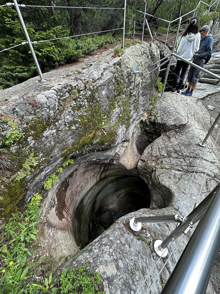 Il Giardino dei Ghiacciai a Cavaglia - Marmitte dei Giganti.