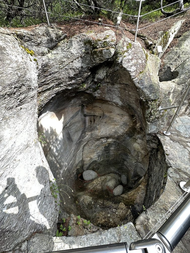 Il Giardino dei Ghiacciai a Cavaglia - Marmitte dei Giganti.