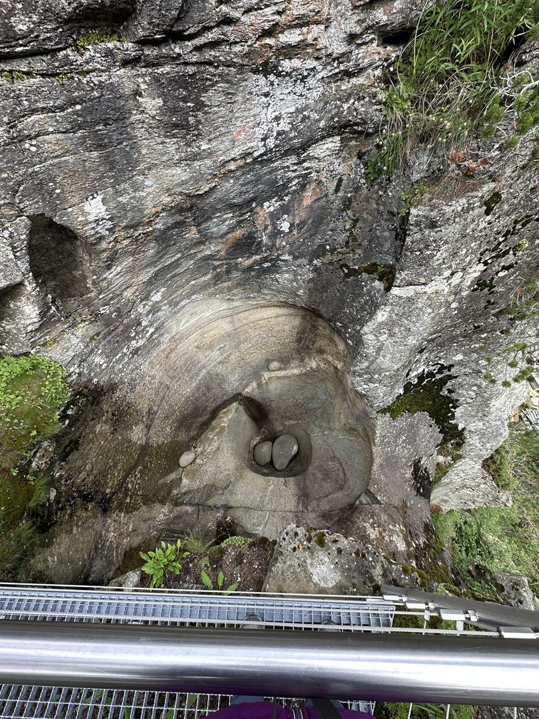 Il Giardino dei Ghiacciai a Cavaglia - Marmitte dei Giganti.