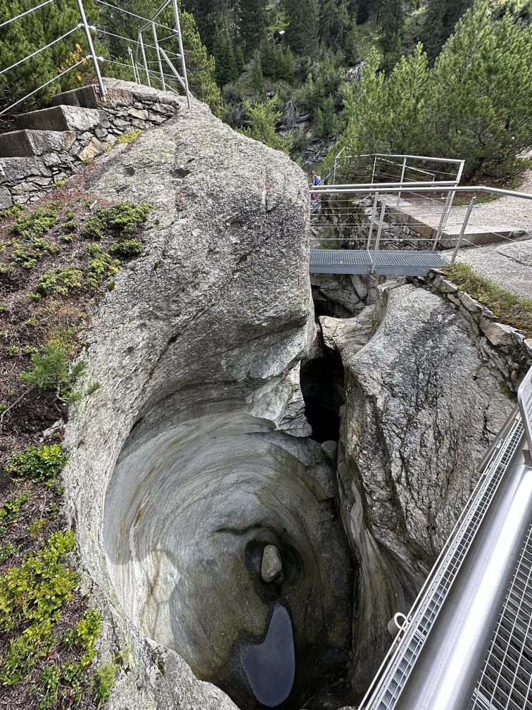 Il Giardino dei Ghiacciai a Cavaglia - Marmitte dei Giganti.